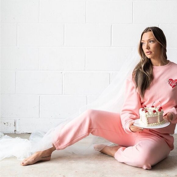 NWT Wool + Pepper Co. Limited Edition WIFEY Heart Crewneck Sweatshirt - Picture 5 of 6